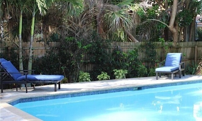 Naples Park Casa | Piscina de lujo privada, café de la mañana en el porche delantero, fácil paseo a la playa