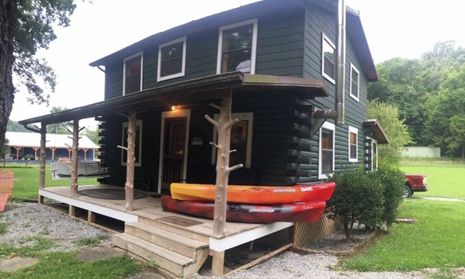 Mountain Home Cabina | Private fishing cabin on White River with hiking trails nearby