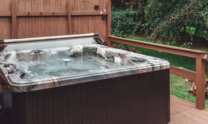 Rockbridge Apartamento | Private Forest ~ HotTub ~ King Bed ~ Near Ash Cave