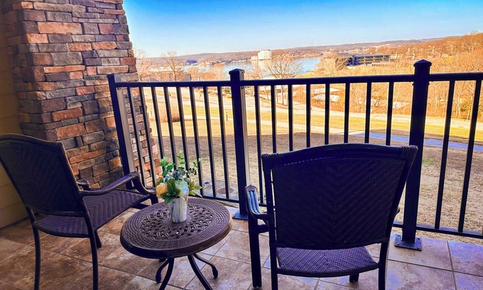 Lake Ozark Condominio | Private Four Season Condo (2BED/2BATH/2 Balconies-Pool, Hottub, Golf, Spa, Marina-6PP)
