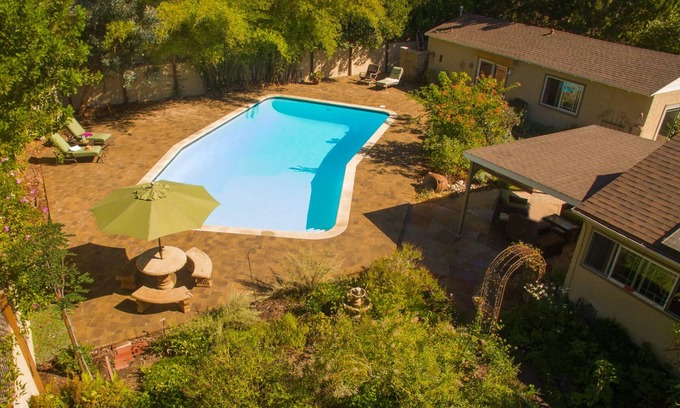 Valley Village Casa | Casa con jardín privado con gran piscina de agua salada, oficina tranquila, chimenea, etc.