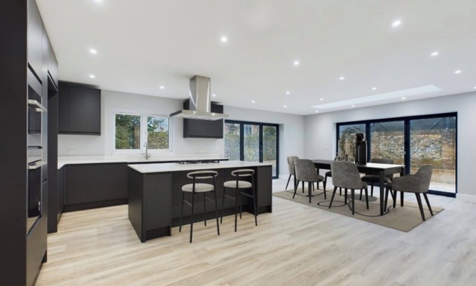 Great Amwell Casa | Private gated 5-bedroom home in stunning village location.