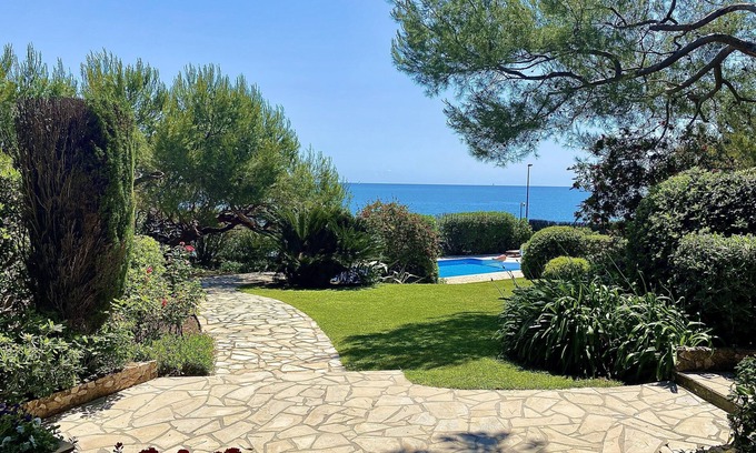 Cap-d'Antibes Casa | Casa de Huéspedes privada en Cap d'Antibes con vista al mar, piscina y estacionamiento!