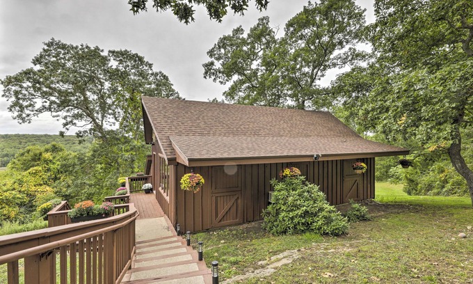 Montville Cabaña | Private Guest House w/ Deck + Spectacular Views!