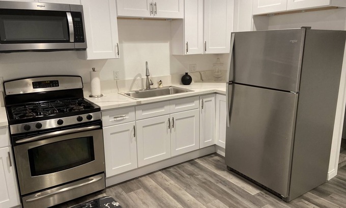 West Rancho Dominguez Apartamento | Private guest house with full kitchen & bathroom
