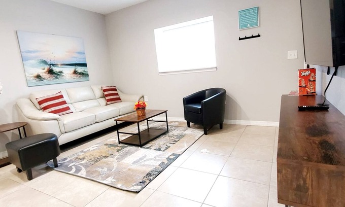 Bee Ridge Casa | Private Guesthouse w/ King Bed, Putting Green, Covered Patio