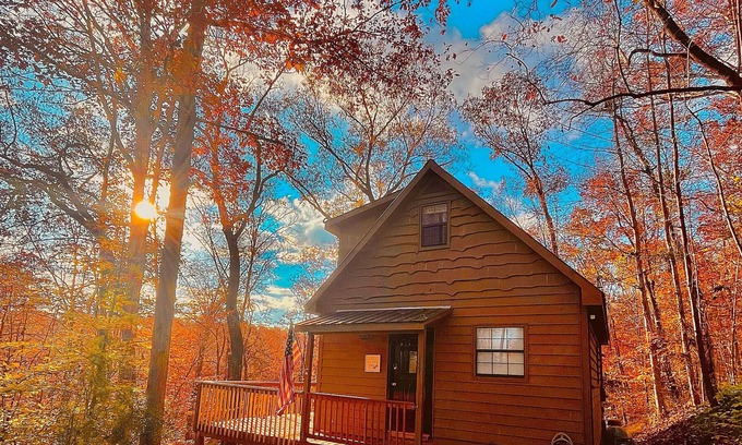 Dahlonega Cabina | PRIVATE HILL TOP RUSTIC CABIN! 8 MINS TO SQUARE! MOUNTAIN VIEWS DURING FALL!