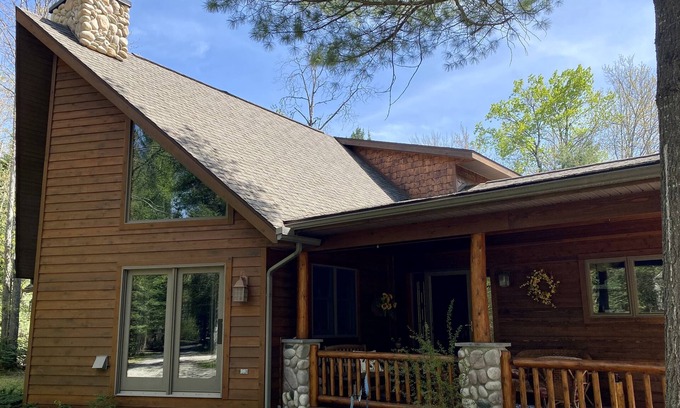 Alanson Casa | Casa grande en 20 acres de bosque cerca del lago Burt y el río Indian