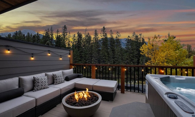 Canmore Villa | Private Hot Tub | 4 Bed Townhome