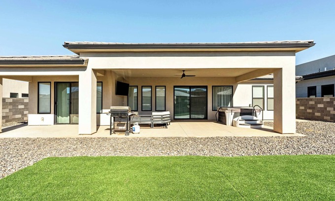 Hurricane Casa | Private Hot tub, By Copper Rock Golf Course!