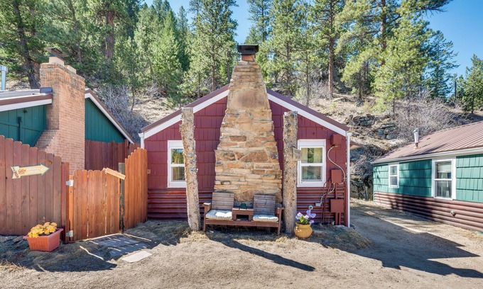 Drake Cabina | Private Hot Tub & Deck: Romantic Getaway in Drake