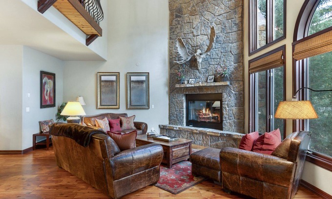 Highland Meadows Casa | Private Hot Tub - Luxurious & Large with 3 Living Rooms - Convenient to Free Bus