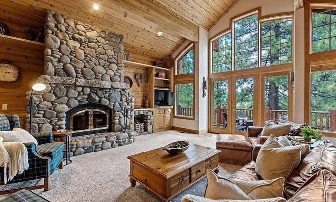 Truckee Cabina | Private Hot Tub, Second Living Room, Martis Valley Views, HOA Amenity Access, on the Shuttle Route!