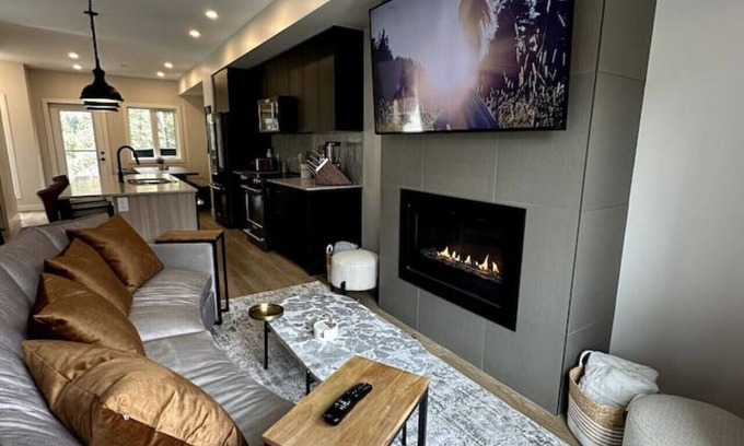 East Kootenay Casa | Private Hot Tub Ski In Ski Out Sleeps 9