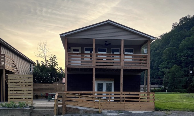 Mount Gay Casa | Private house sleeps 8 in Logan. Located near HMTS access points, dining, shops