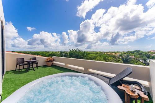 Puerto Aventuras Apartamento | Private Jacuzzi, Golf Getaway, sunrise view