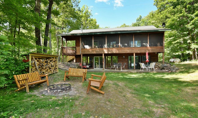 Stone Lake Casa | Private Lake Sissabagama house retreat