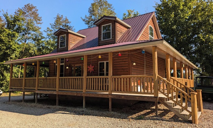 Wakefield Cabina | Private Lake Waterfront Owner's Cabin I Campground