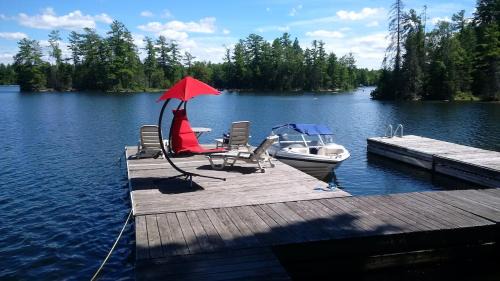Trent Lakes Chalet De Esquí | Private Lakefront Family Cottage with Tennis Court