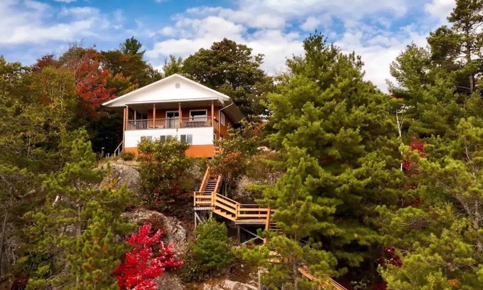 Sables-Spanish Rivers Cabina | Private Lakefront Retreat on 4 Acres - Pet & Family Friendly