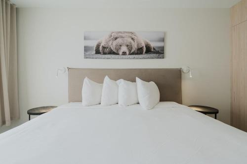 Mont-Tremblant Apartamento | Private Luxury Room- C - King bed, Centrally Located , Free Shuttle to ski Hill and Resort, Coffee