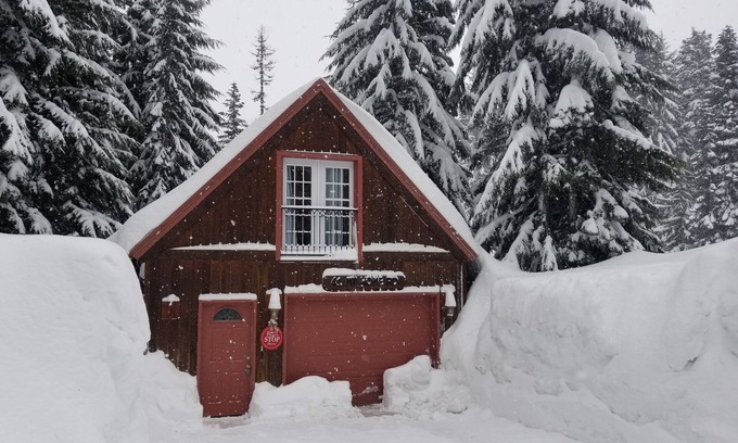 Snoqualmie Pass Casa | Private Mountain Cabin - Pet friendly and fast internet