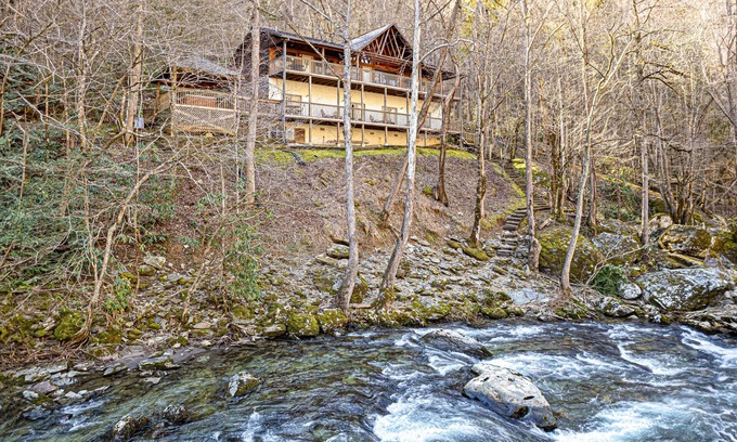 Gatlinburg - Pigeon Forge Casa | Secluded Riverfront 4 K EnSuites Hot Tub Firepit
