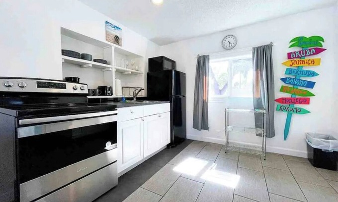 Royal Poinciana Apartamento | Private Parking + Own Patio + FREE Bikes 1b/1b Apt