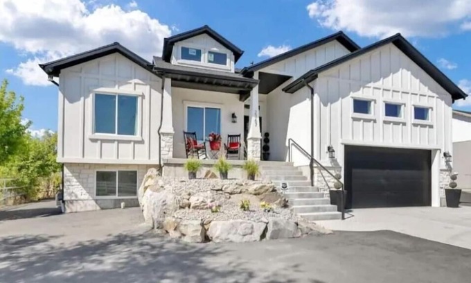 West Haven Casa | Private Pickleball Court, Hot tub, Pool table, Firepit, BBQ grill, Sleeps 14