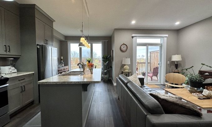 Welland Casa | Private Pondside Getaway in the Heart of Niagara