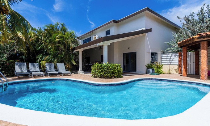 Koyari Casa | Private Pool * BBQ * 1 mi to Palm Beach!