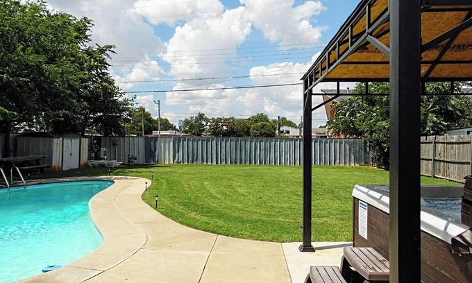 Central Oklahoma City Casa | Retiro privado en un suburbio seguro y amigable, fuera de la intersección principal!