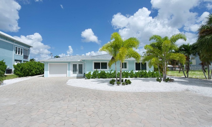 Laguna Shores Casa | ⭐Private Pool, Canal Front Home-Beach and Bay⭐