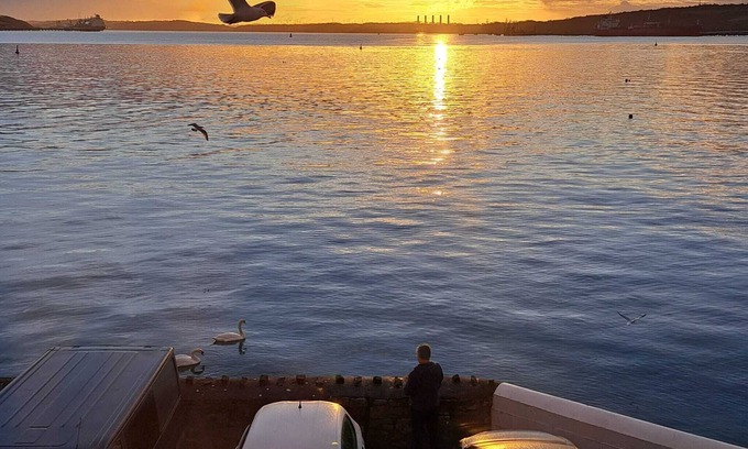 Milford Haven Casa | Private quay, balcony, amazing sea views, free parking, Old Castle Pembrokeshire