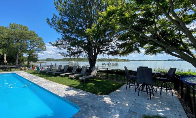 Sherwood Casa | Hermoso retiro privado con enormes vistas al agua.