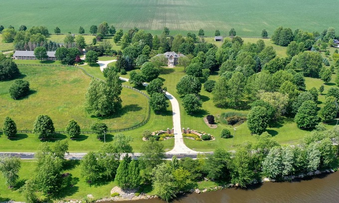 Kankakee Casa | Private Riverbank 27-acre Estate 1 hr from Chicago