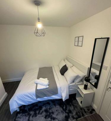 Erdington Casa | Private Room Sleeps 2 with Ensuite & Parking
