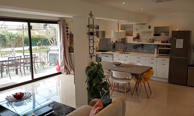 Cabries Cama Y Desayuno | Private room with shower near Aix la Duranne