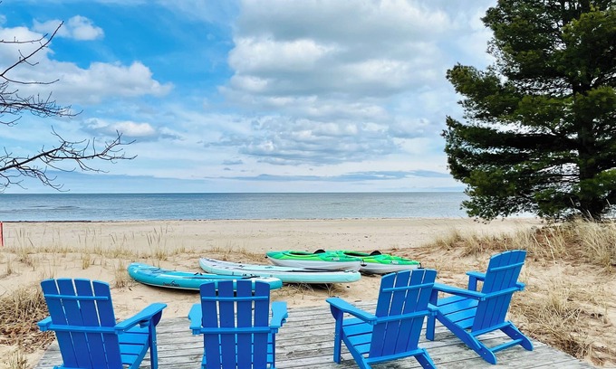 Oscoda Casa | Private Sandy Beach-Beach Volleyball-Game Room-Fire pit