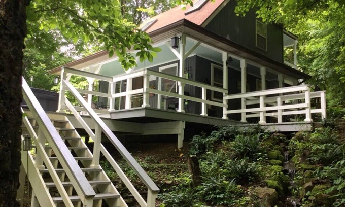 Bladensburg Cabina | Private Secluded Cabin w/hot tub