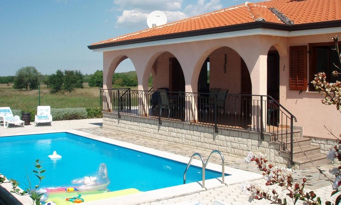 Dracevac Villa | Villa espaciosa. Piscina privada orientada al sur. Ubicación tranquila del pueblo. Aire acondicionado