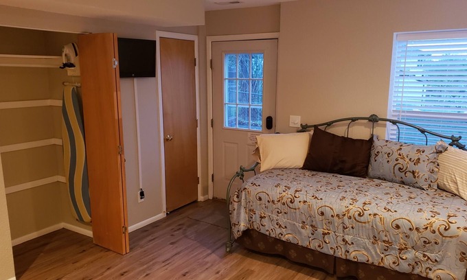 Cimarron Hills Apartamento | Private studio room with kitchenette and separate entrance