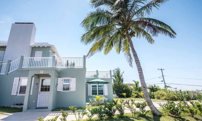 Southampton Apartamento | Relax and soak in the stunning Southshore sunsets from all areas of this property