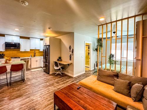 El Centro Apartamento | Private-Suite, Kitchen, Laundry, Rainfall Shower, 4kTV