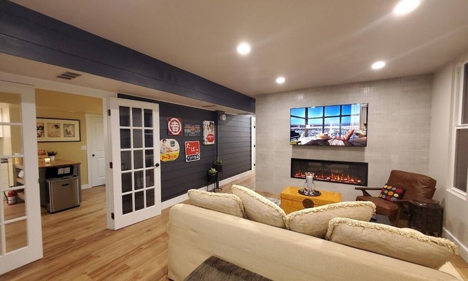 North Rose Hill Casa | Private suite with a sauna, located area with convenient access to the highway
