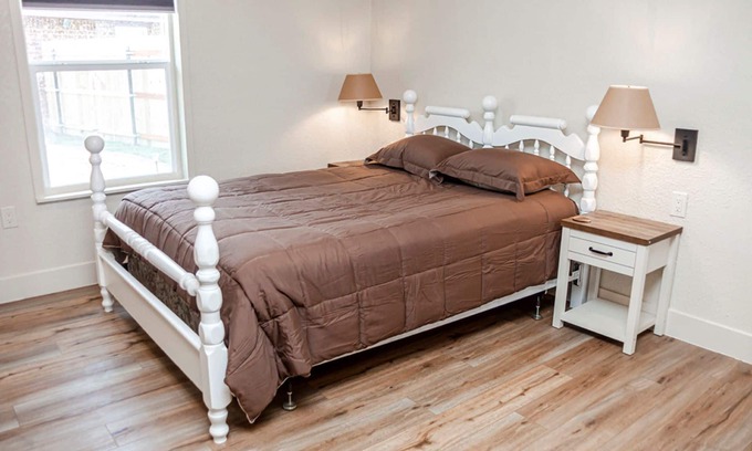 Enid Cabina | Private Sunset Lodge Suite w/ Whirlpool Tub +View!