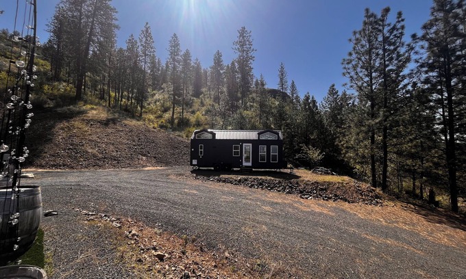 Davenport Cabina | Private Tiny Home Lake View, Hunters Welcome, Boat Parking
