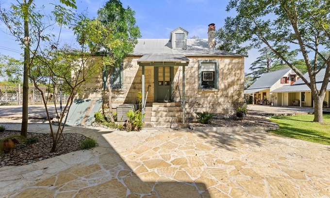 Comfort Casa | Private Two Bedroom House with 2 Bathrooms, Living Room, Kitchen and Porch