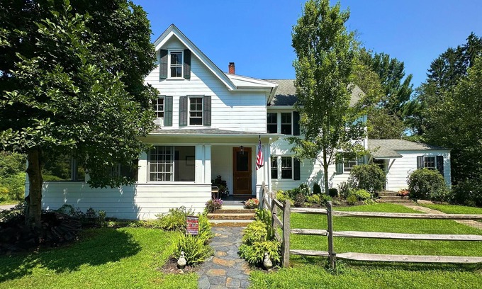 Hillsdale Otro | Private Unit in shared 1830 Farmhouse