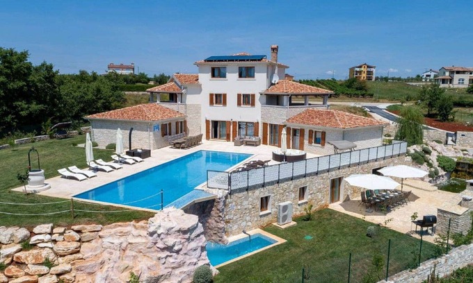 Nova Vas Villa | Casa de vacaciones privada con piscina privada, WIFI, jacuzzi, A/C, TV, terraza, vista panorámica